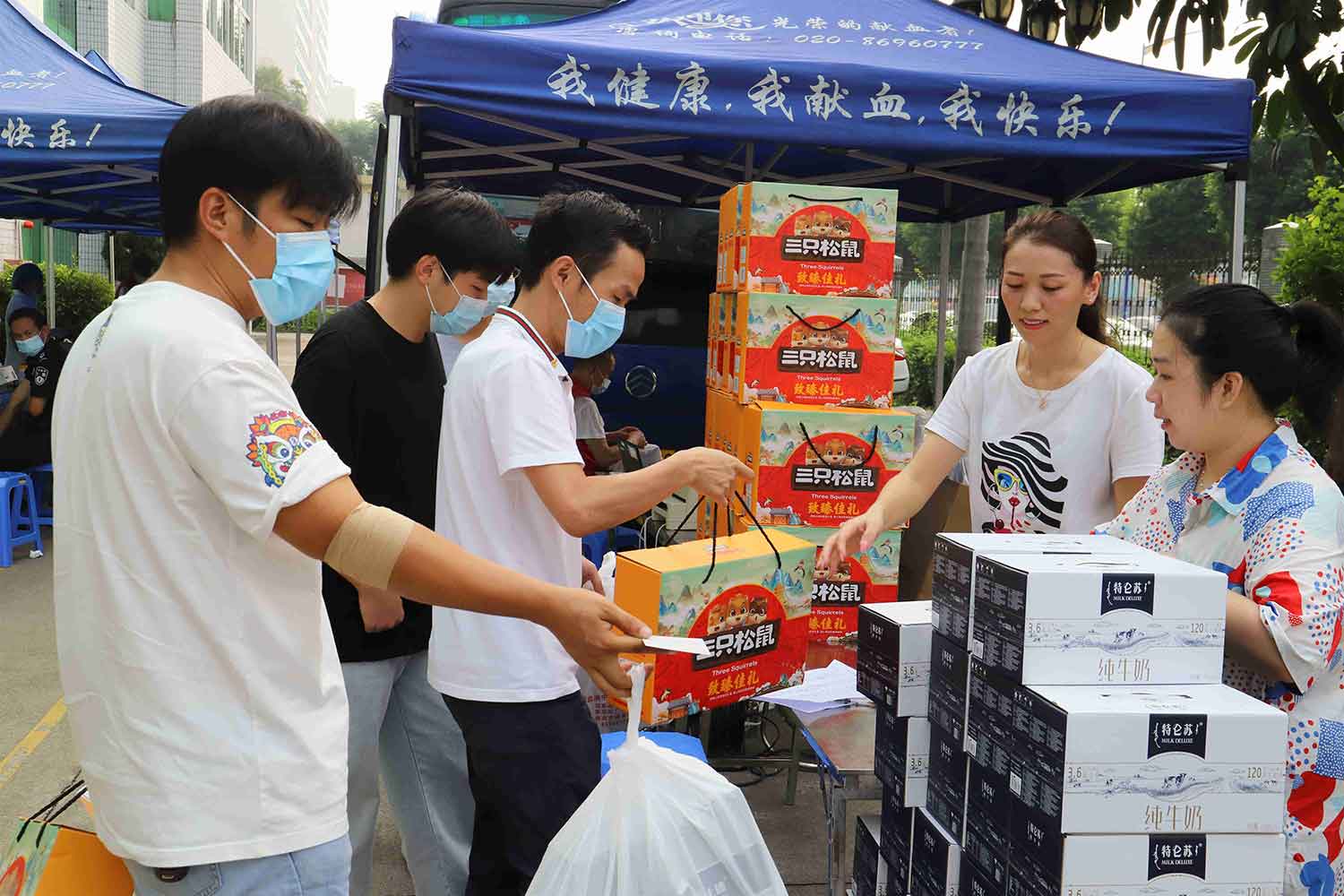 中秋獻(xiàn)愛(ài)心，讓愛(ài)傳遞